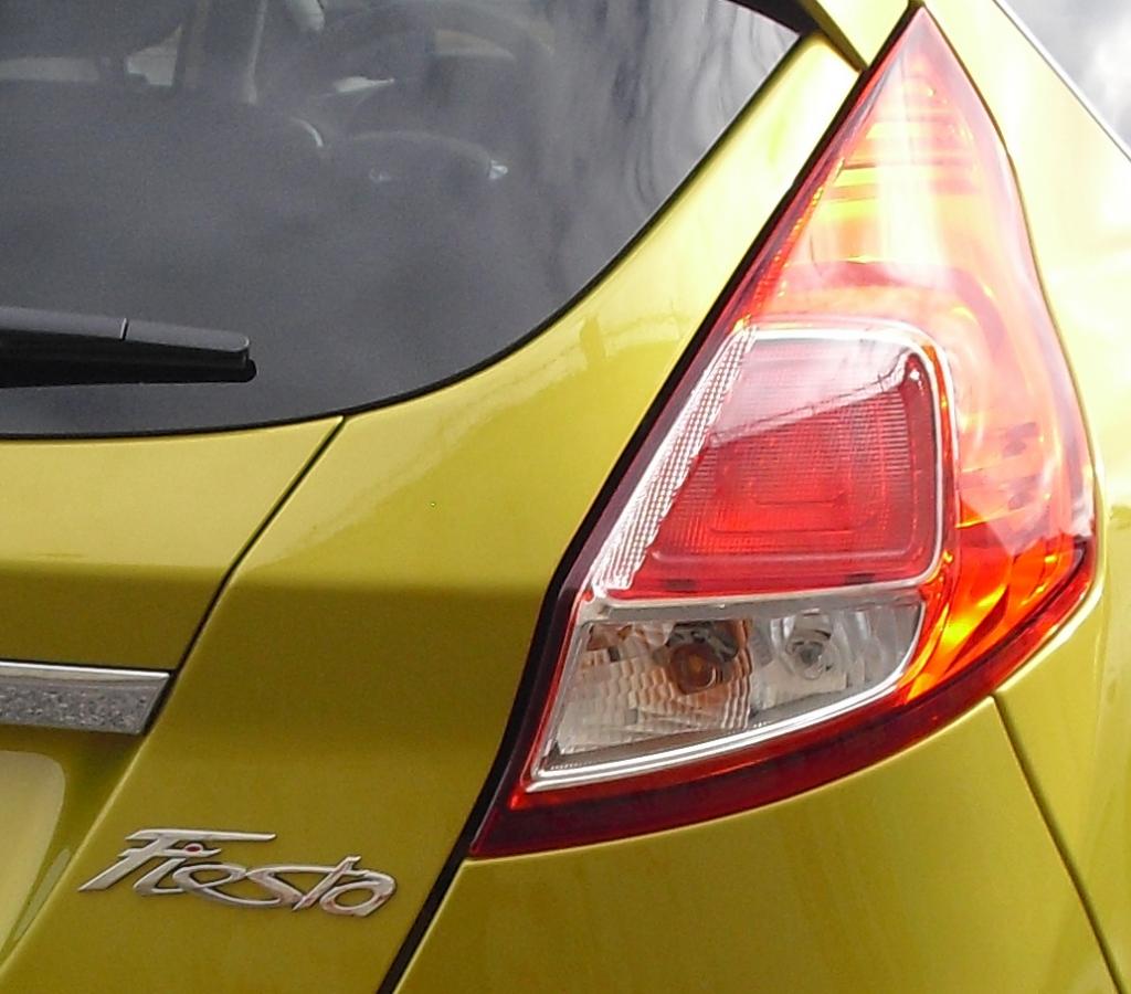 Ford Fiesta: Moderne Leuchteinheit hinten mit Modellschriftzug. 