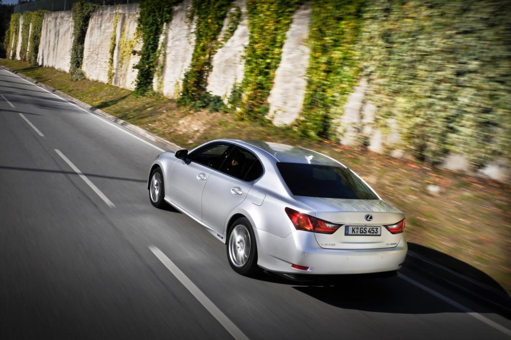 Gemeinsam stellt das Motoren-Duo jeden anderen Hybridantrieb klar in den Schatten