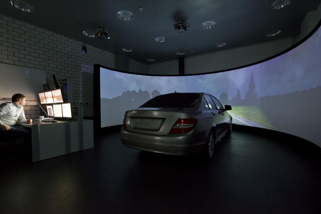 Im Fahrsimulator ließen sich die neuen S-Klasse-Technologien schon einmal testen