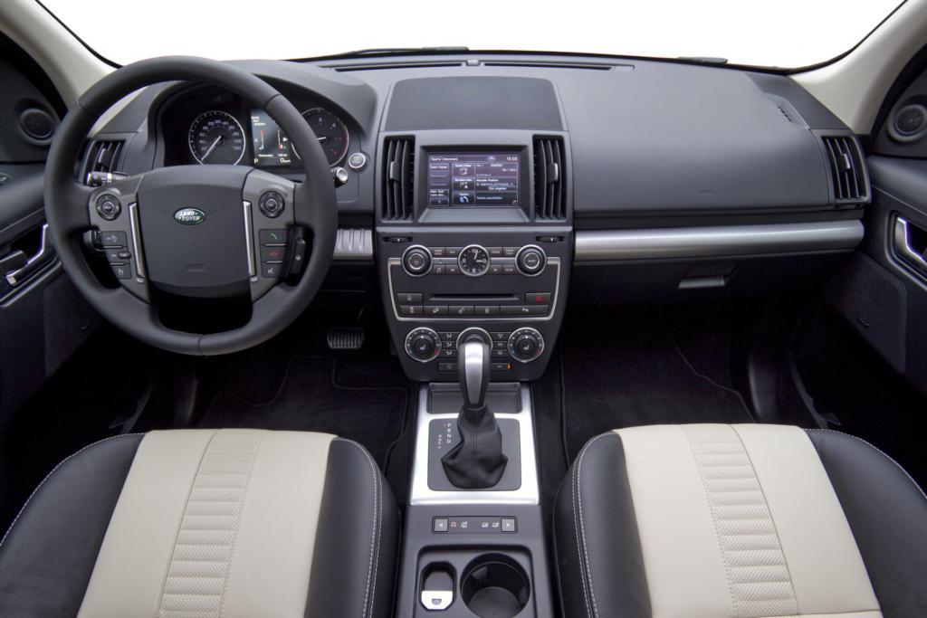Im Interieur wurde das Kombi-Instrument um ein fünf Zoll großes Display erweitert und die Mittelkonsole modernisiert