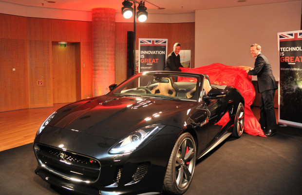 Jaguar F-Type auf diplomatischem Parkett
