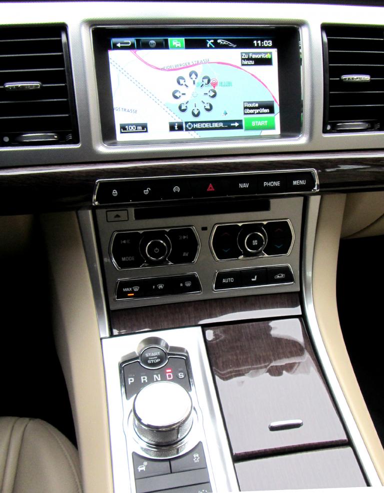 Jaguar XF Sportbrake: Blick auf den mittleren Armaturenträger mit Getriebe-Drehknopf. 