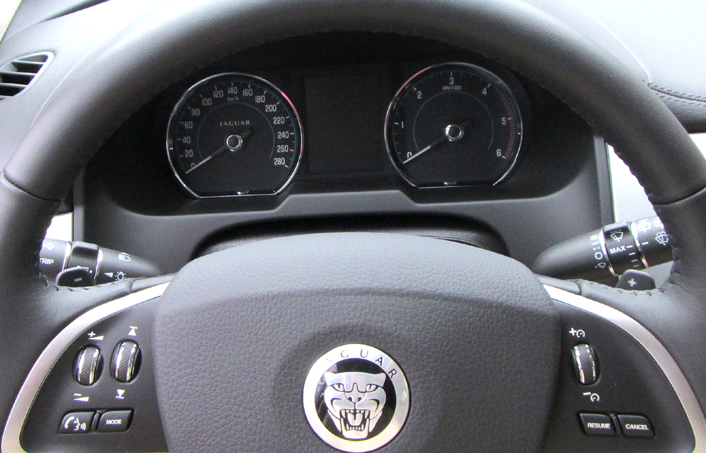 Jaguar XF Sportbrake: Blick durch den Lenkradkranz auf die Rundinstrumentierung. 