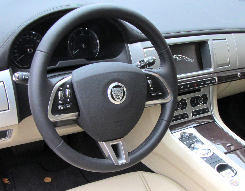 Jaguar XF Sportbrake: Blick ins noble, sportlich-funktionell gestaltete Cockpit. 