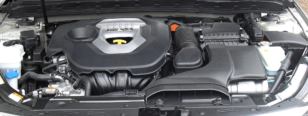 Kia Optima Hybrid: Blick auf den Kombinationsantrieb aus Verbrennungs- und Elektromotor. 