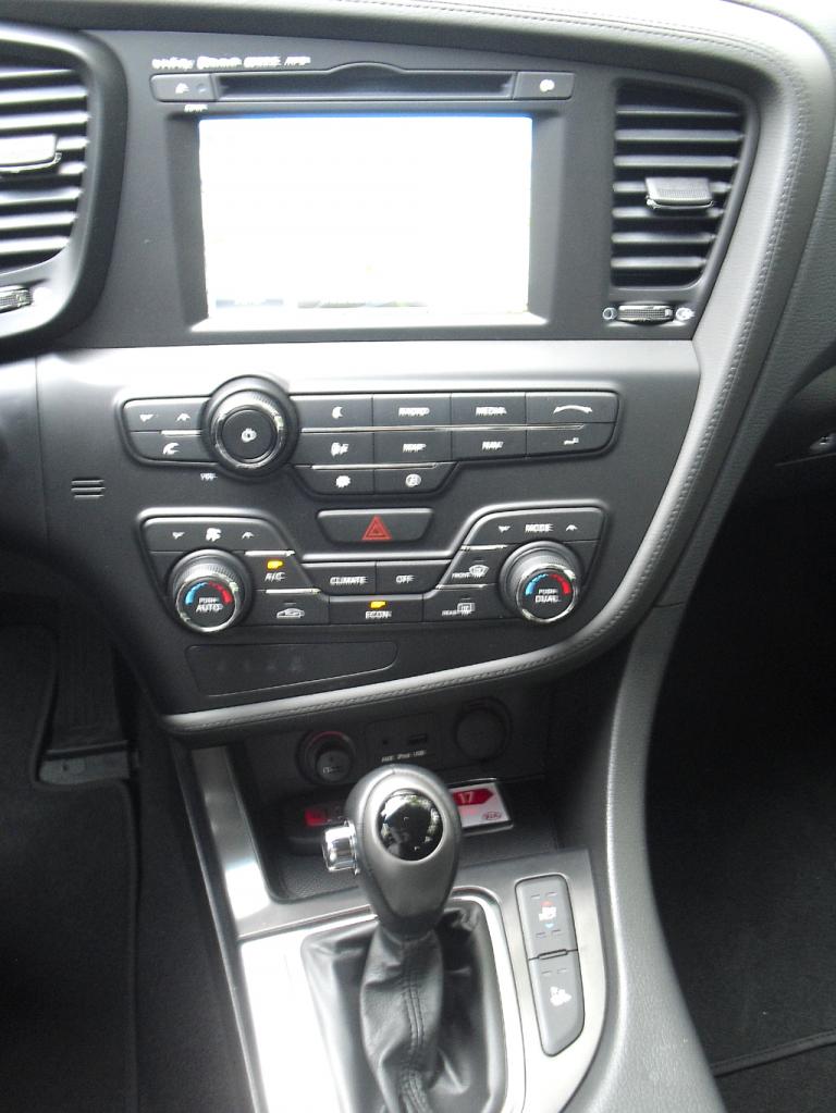 Kia Optima Hybrid: Blick auf den mittleren Armaturenträger. 