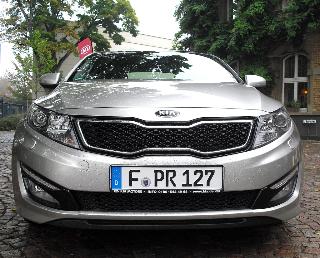 Kia Optima Hybrid: Blick auf die Frontpartie. 