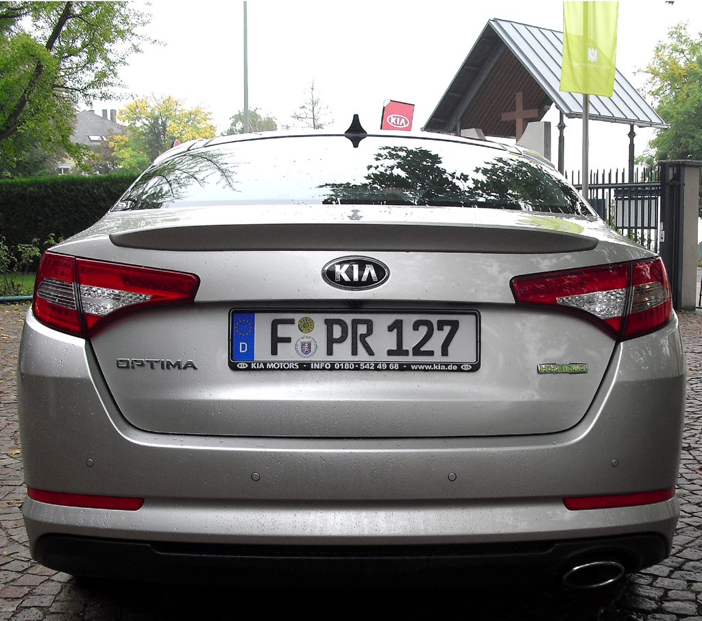 Kia Optima Hybrid: Blick auf die Heckpartie. 