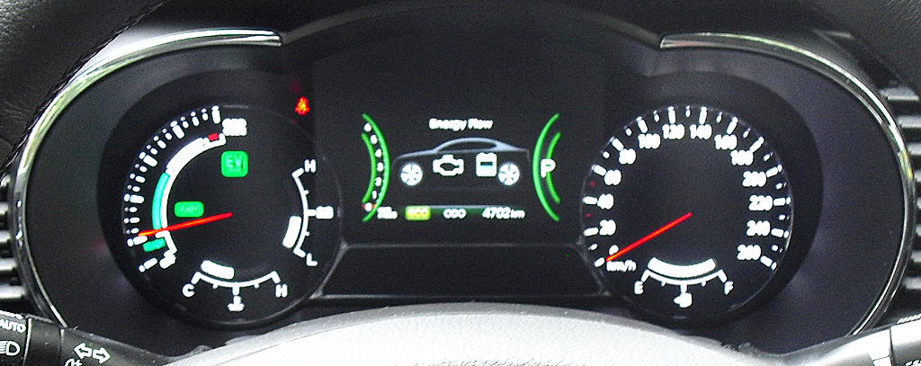 Kia Optima Hybrid: Blick durch den Lenkradkranz auf die Rundinstrumentierung. 