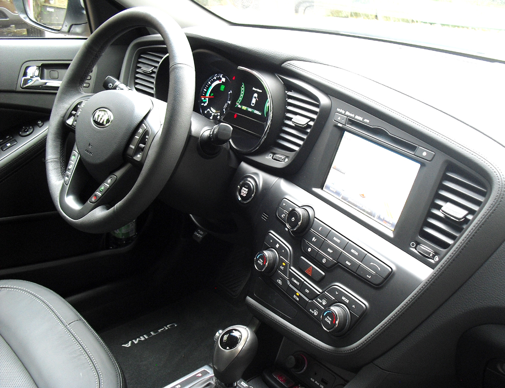 Kia Optima Hybrid: Blick ins Cockpit. 