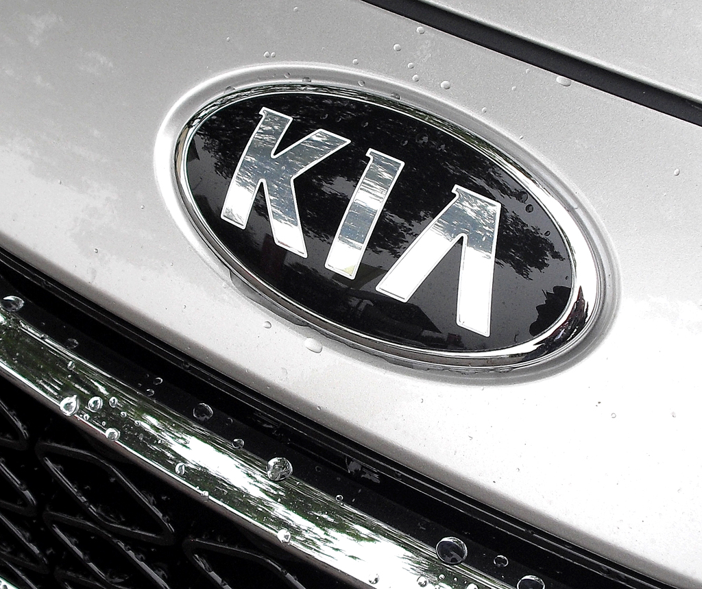 Kia Optima Hybrid: Das Markenlogo sitzt vorn noch vor der Motorhaube. 