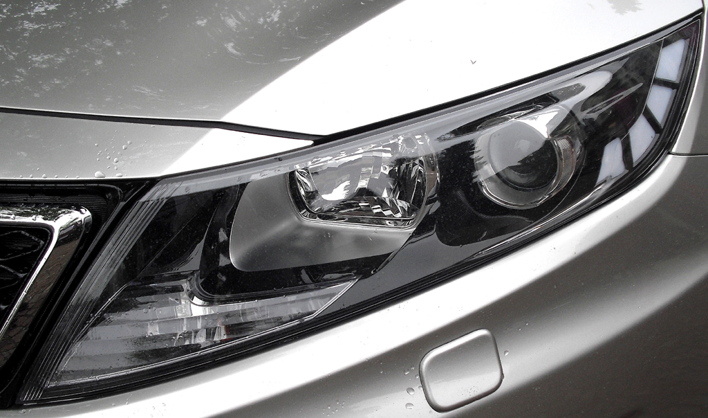 Kia Optima Hybrid: Die Leuchteinheiten vorn sind horizontal ausgerichtet. 