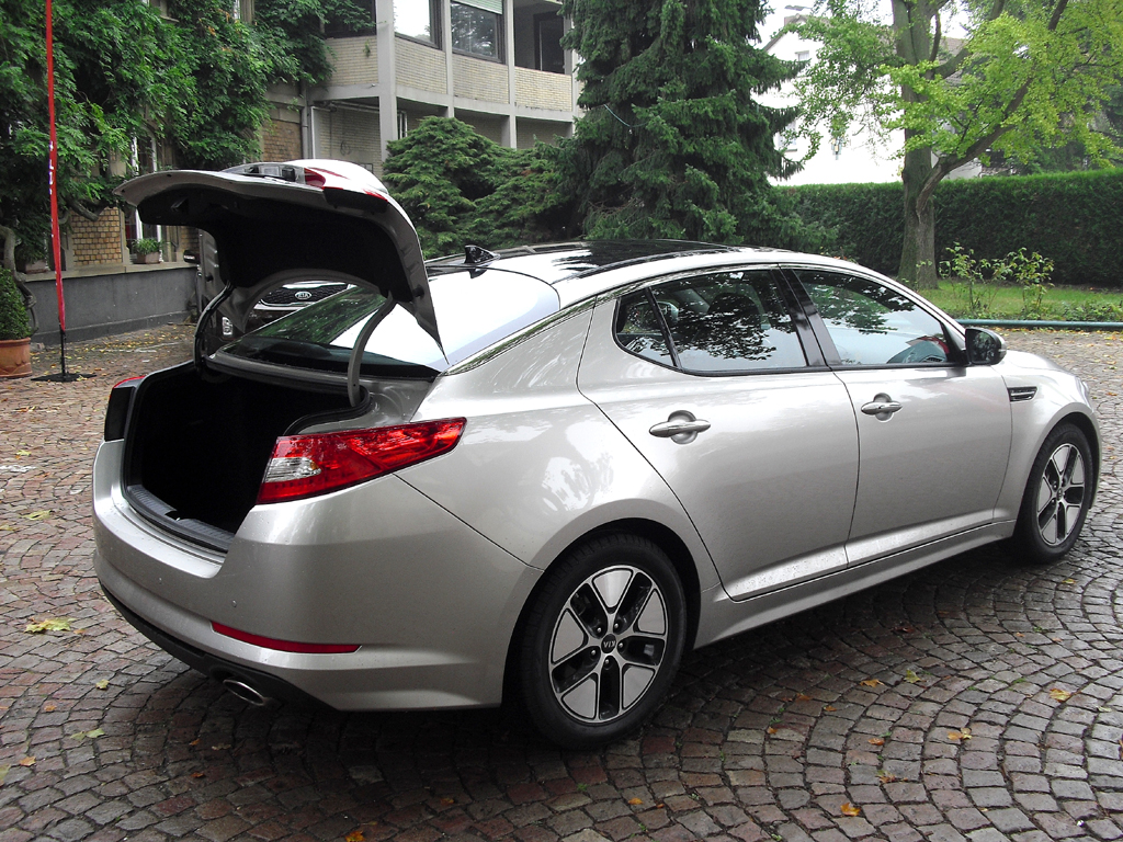 Kia Optima Hybrid: Ins Gepäckabteil passen nur noch 381 Liter hinein. 