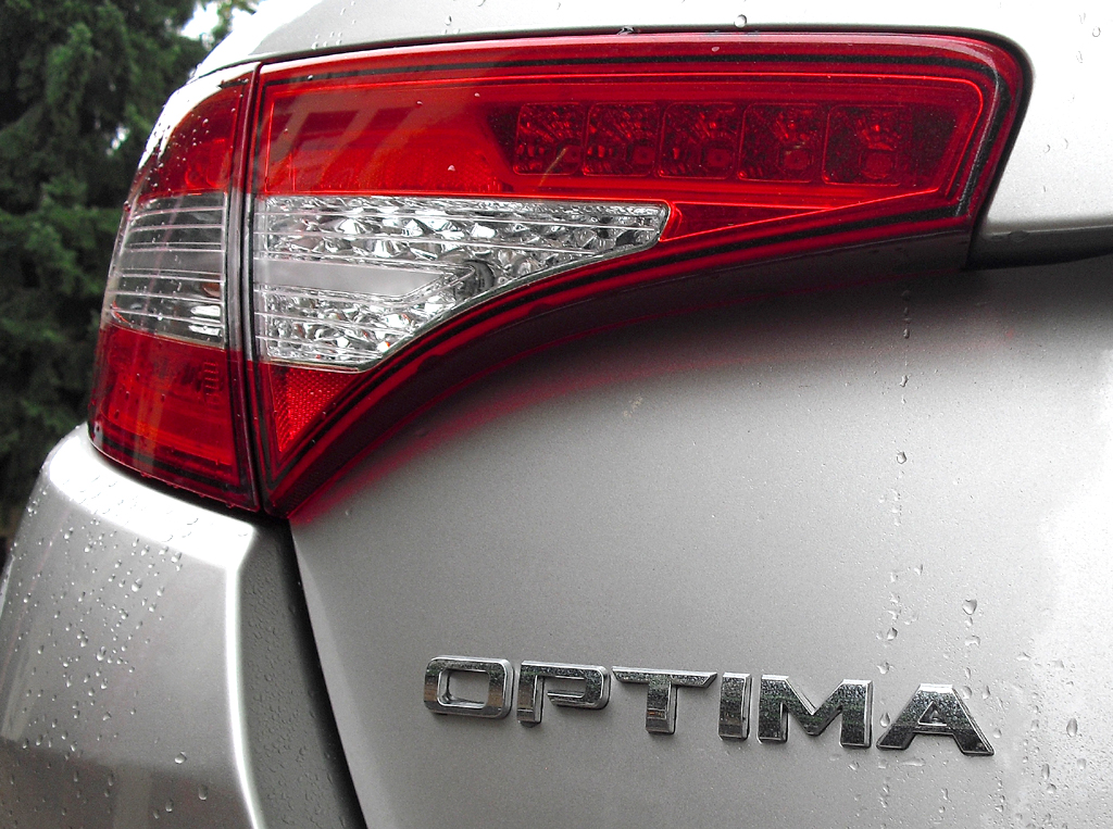 Kia Optima Hybrid: Moderne Leuchteinheit hinten mit Modellschriftzug. 