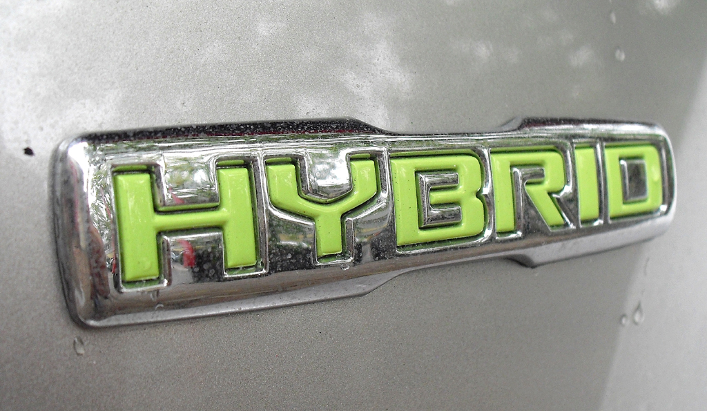 Kia Optima Hybrid: Schriftzug für Doppelherz-Kraft aus Verbrennungs- und Elektromotor. 