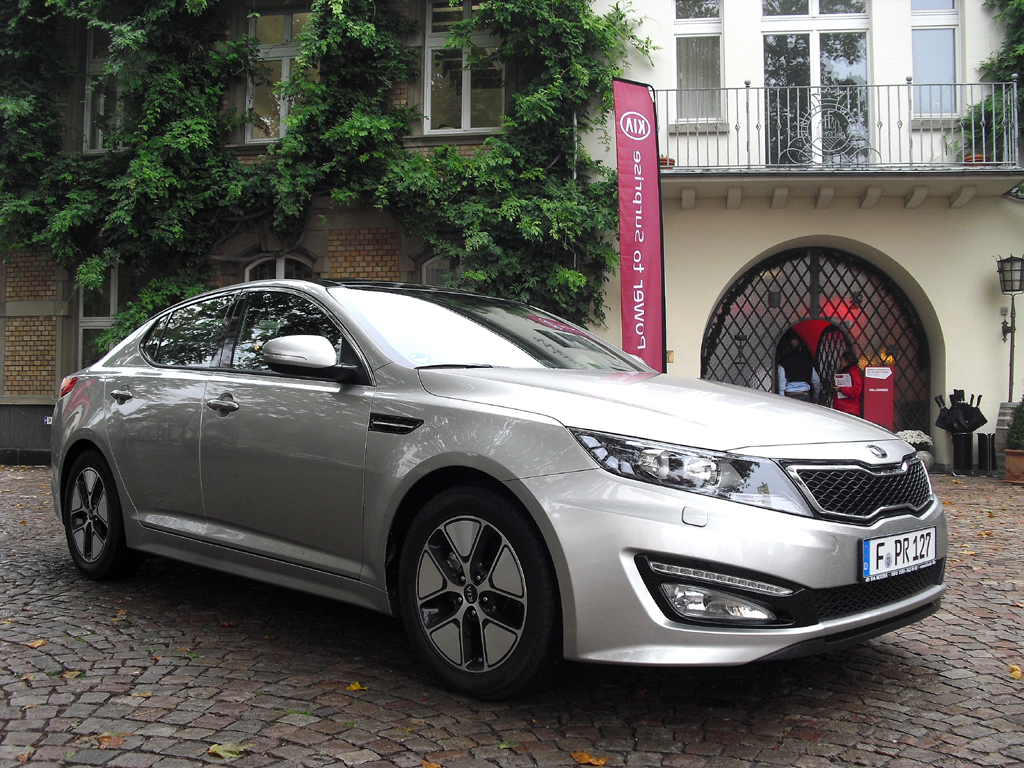 Kias Optima tritt formschön und flott auch als Hybrid auf. 