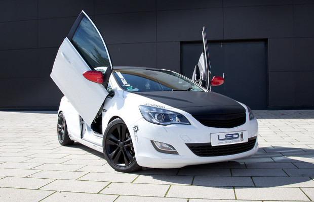 LSD Doors bietet Flügeltürscharniere für den Opel Astra