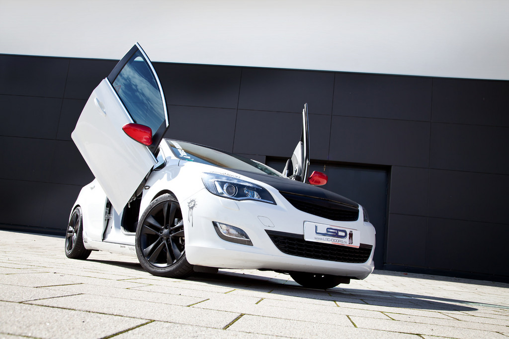 LSD Doors bietet Flügeltürscharniere für den Opel Astra