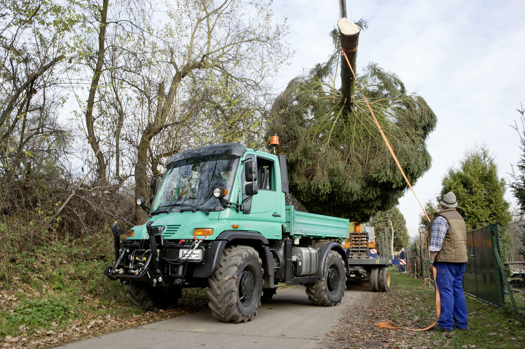 Mercedes-Benz Unimog U 400 im Weihnachtseinsatz