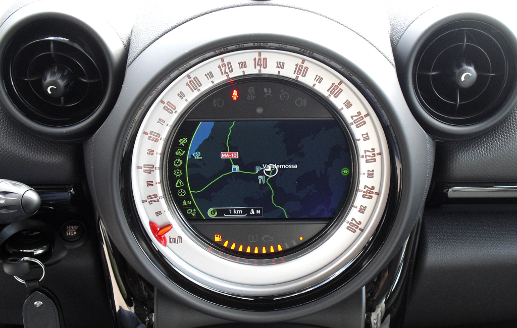 Mini Paceman: Blick auf den Riesentacho in der Mitte mit Zentraldisplay. 