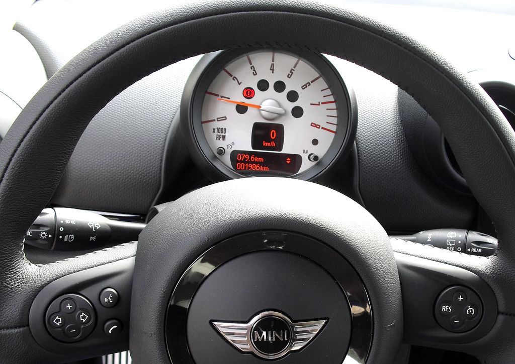 Mini Paceman: Blick durch den Lenkradkranz auf den Drehzahlmesser. 