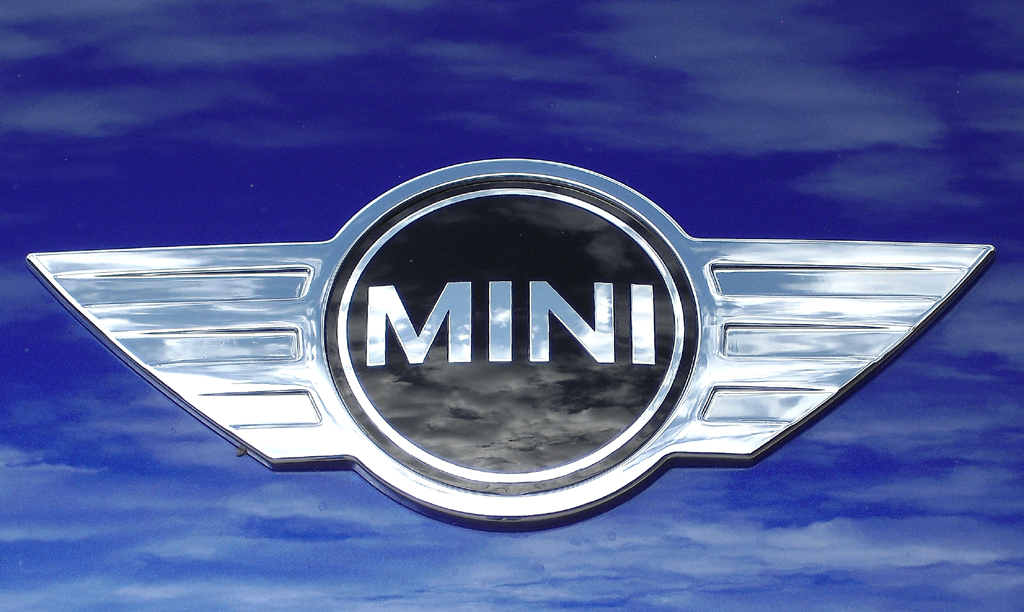 Mini Paceman: Die Markenschwinge sitzt vorn auf der Motorhaube. 