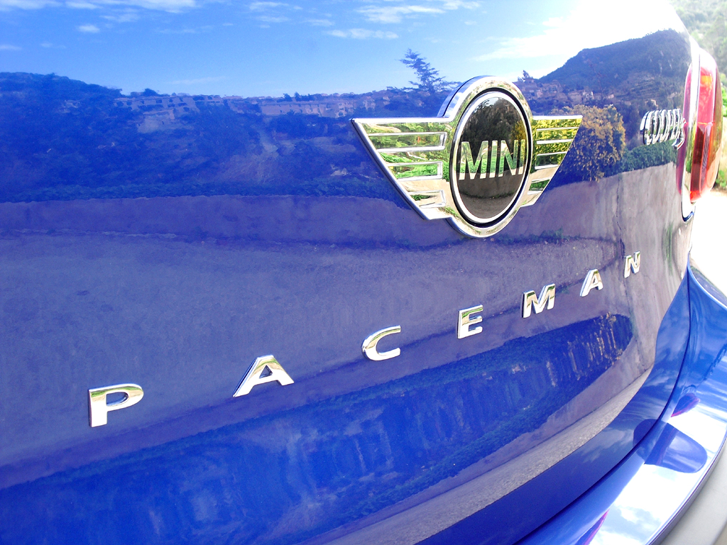 Mini Paceman: Modellschriftzug und Markenlogo auf der Heckklappe. 