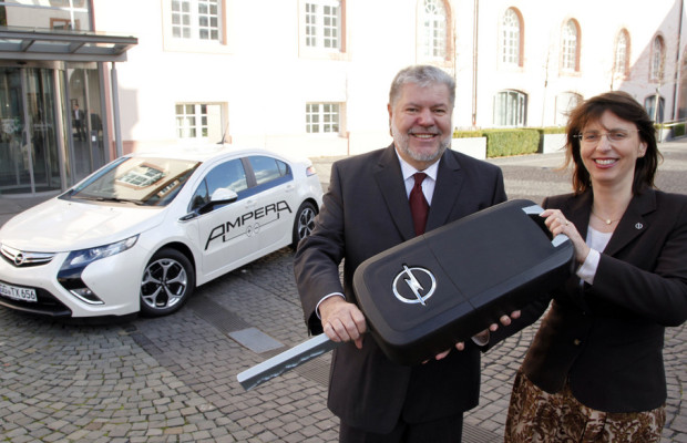 Ministerpräsident Beck erprobt den Opel Ampera