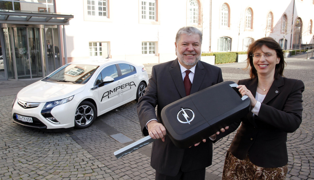 Ministerpräsident Beck erprobt den Opel Ampera