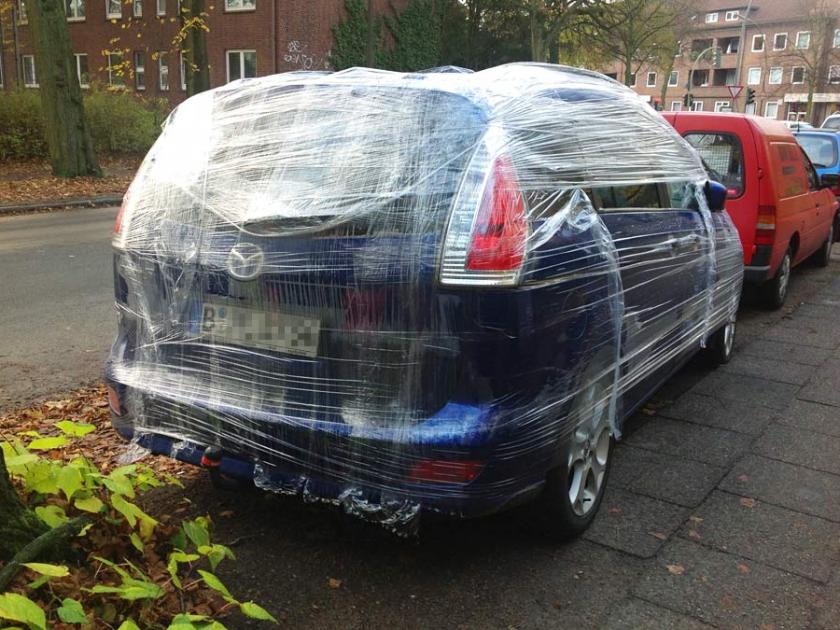 Mit Folie eingepackter Mazda in Hamburg - Bild: Privatperson