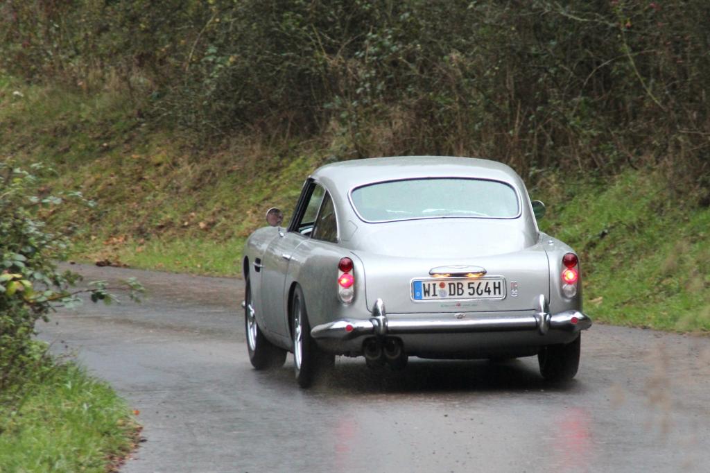 Neu hat es der DB5 in gut sieben Sekunden auf Tempo 100 geschafft und konnte es mit seinen maximal 229 km/h mit der Sportwagen-E