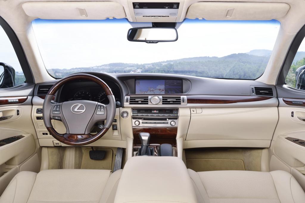 Neu ist auch das Interieur, das sich an dem des kleinen Bruders GS orientiert und mit einem 12,3-Zoll-Monitor glänzt