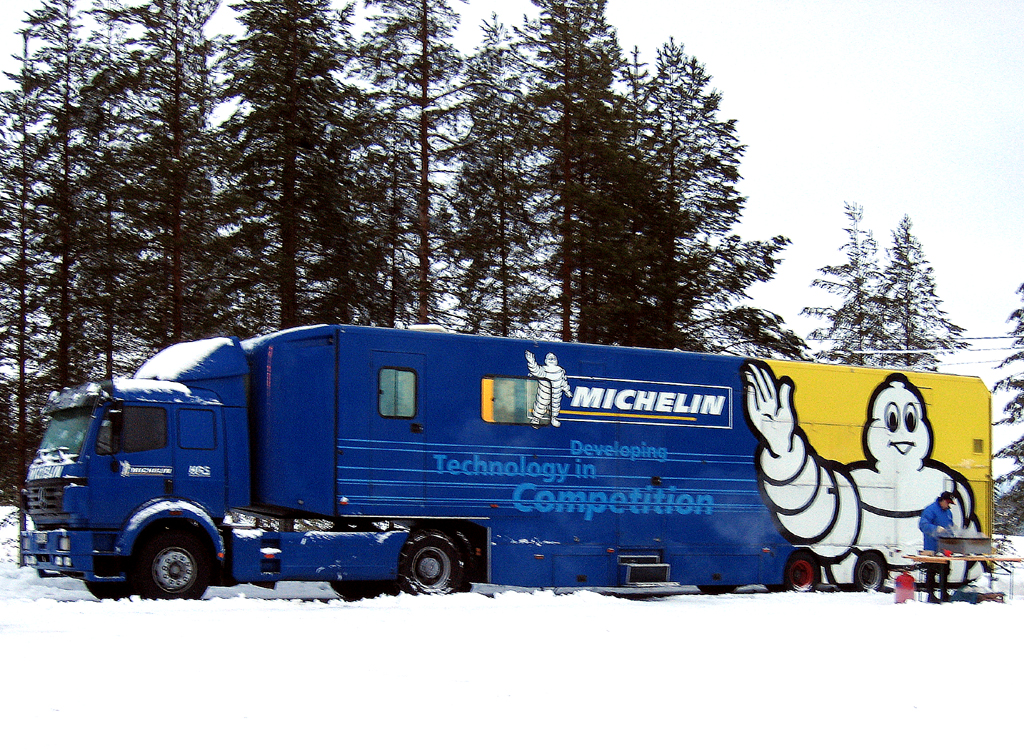 Nicht immer stehen Hilfstrucks wie hier von Michelin zur Verfügung. Foto: Grebe