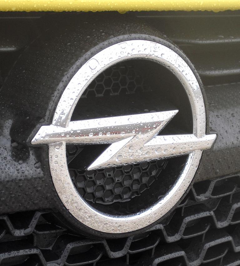 Opel Adam: Der Markenblitz sitzt vorn in einer Querstrebe im Kühlergrill. 