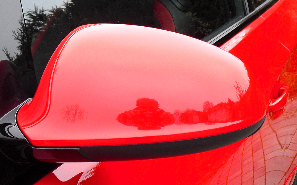 Opel Astra GTC Biturbodiesel: Blick auf den Außenspiegel auf der Fahrerseite. 