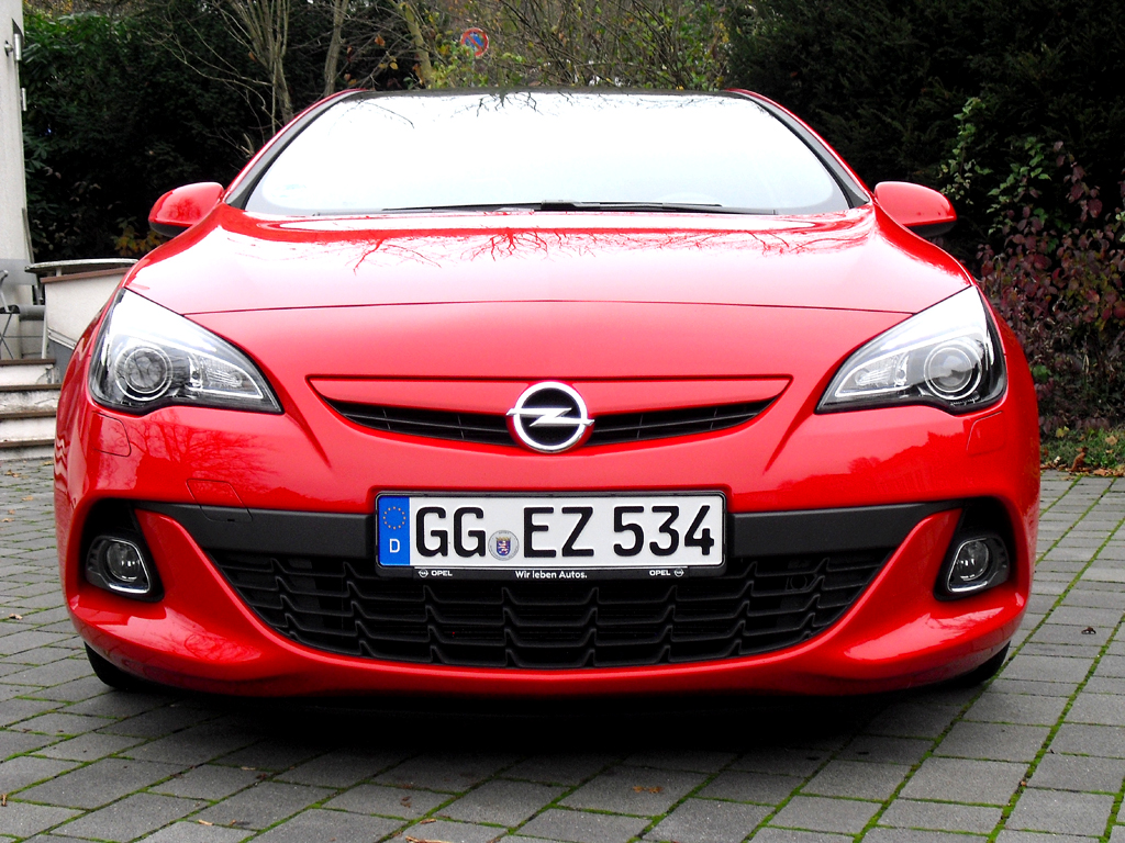 Opel Astra GTC Biturbodiesel: Blick auf die Frontpartie. 