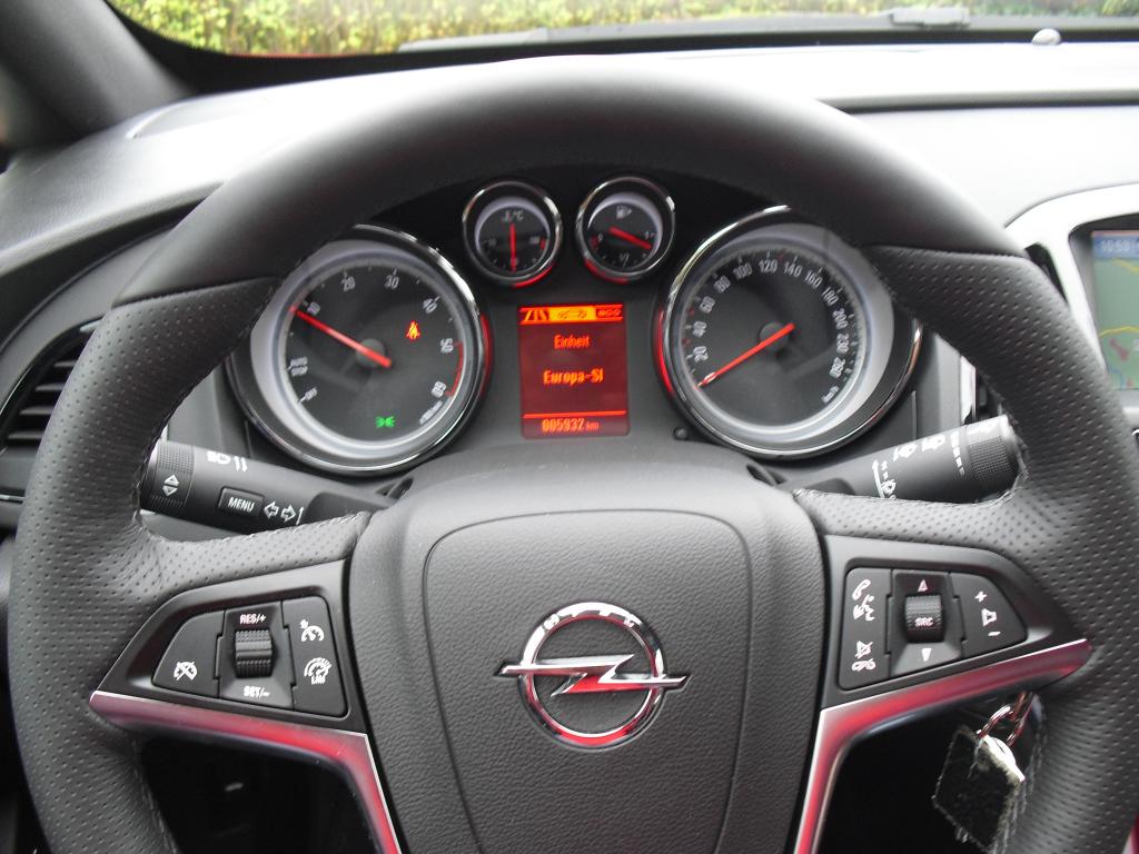 Opel Astra GTC Biturbodiesel: Blick durch den Lenkradkranz auf die Rundinstrumentierung. 