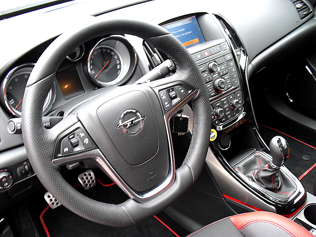 Opel Astra GTC Biturbodiesel: Blick ins sportlich-funktionelle Cockpit. 