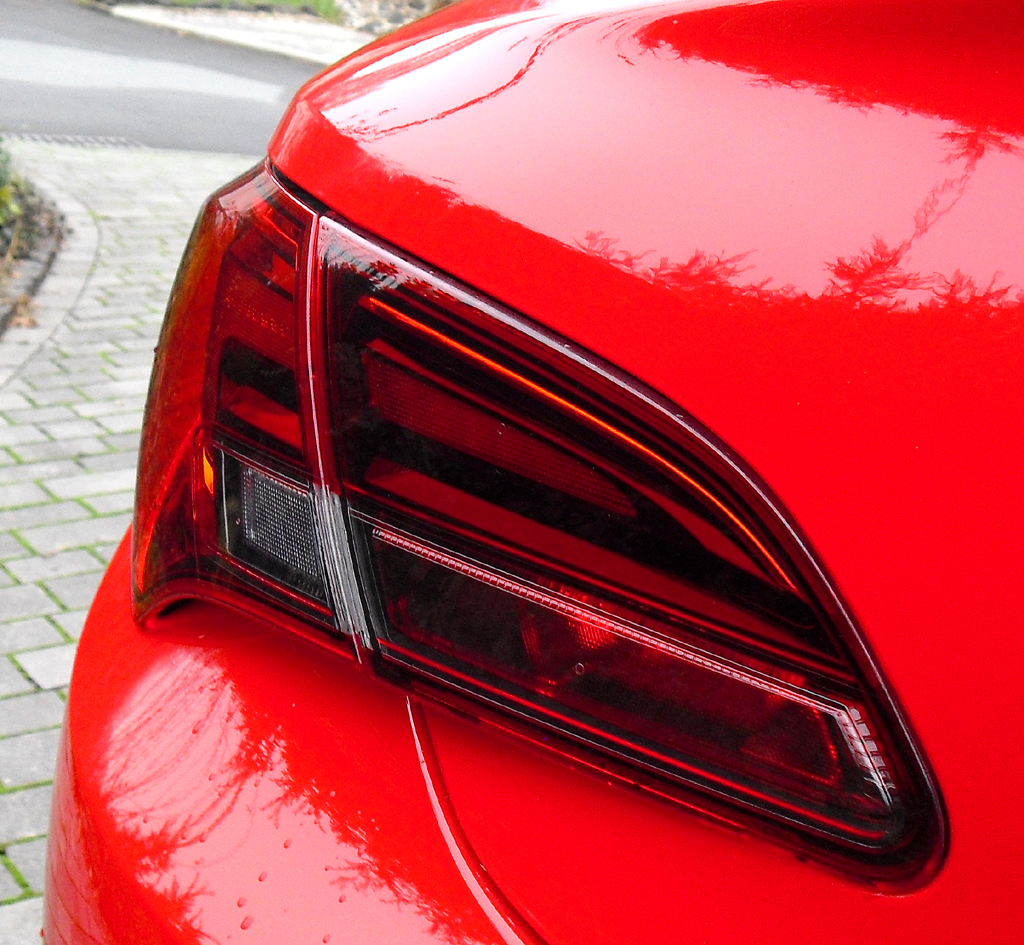 Opel Astra GTC Biturbodiesel: Die Leuchten am Heck sind eher horizontal ausgerichtet. 