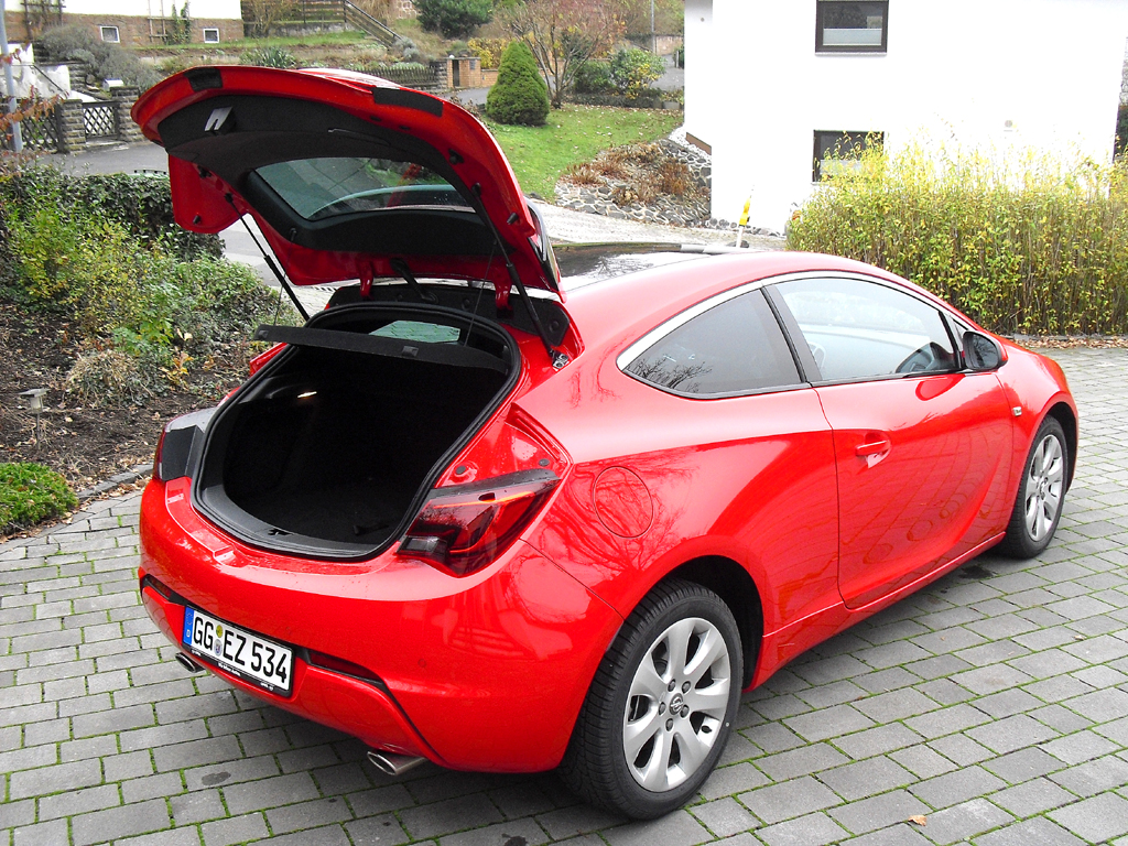 Opel Astra GTC Biturbodiesel: Ins Gepäckabteil passen noch 380 bis 1165 Liter hinein. 