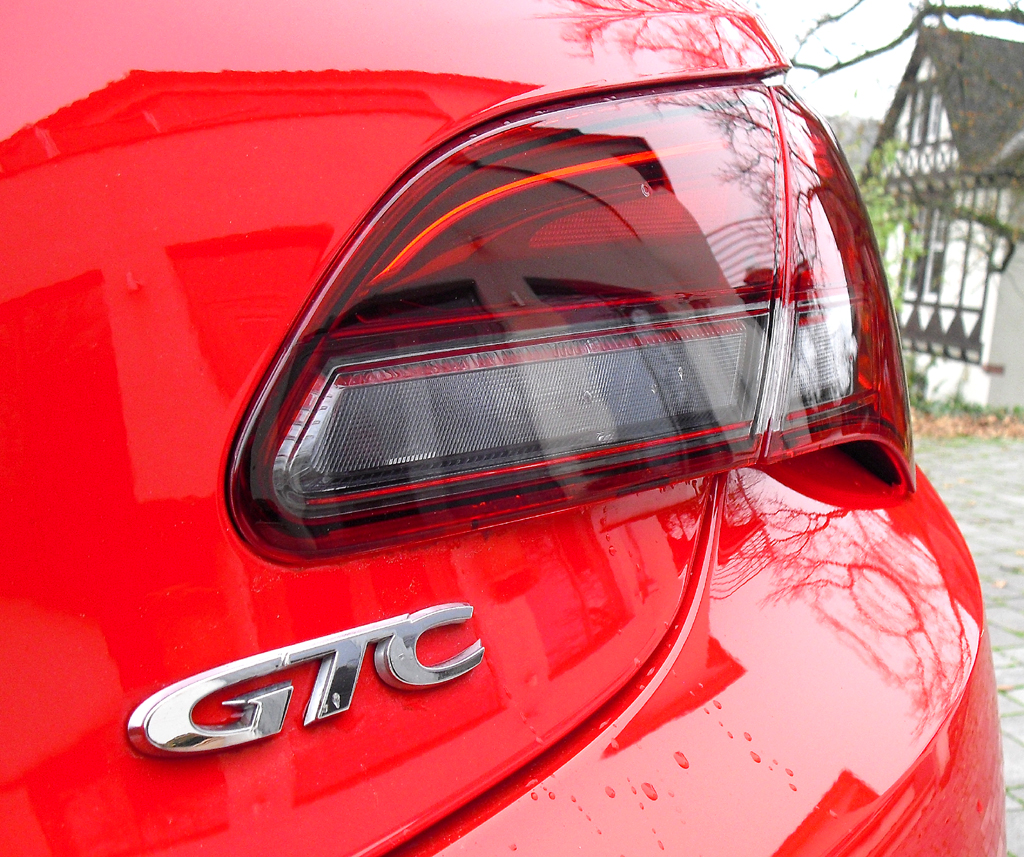 Opel Astra GTC Biturbodiesel: Modellschriftzug neben Leuchteinheit am Heck. 