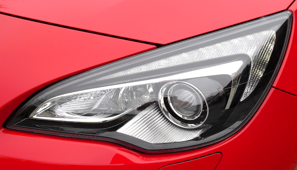 Opel Astra GTC Biturbodiesel: Moderne Leuchteinheit vorn. 