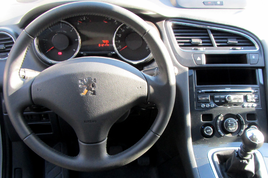 Peugeot 5008: Blick auf den Arbeitsplatz des Fahrers.