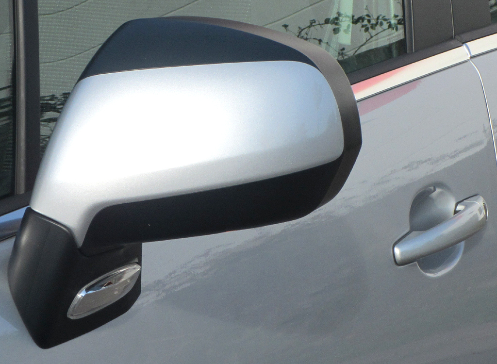 Peugeot 5008: Blick auf den Außenspiegel auf der Fahrerseite.