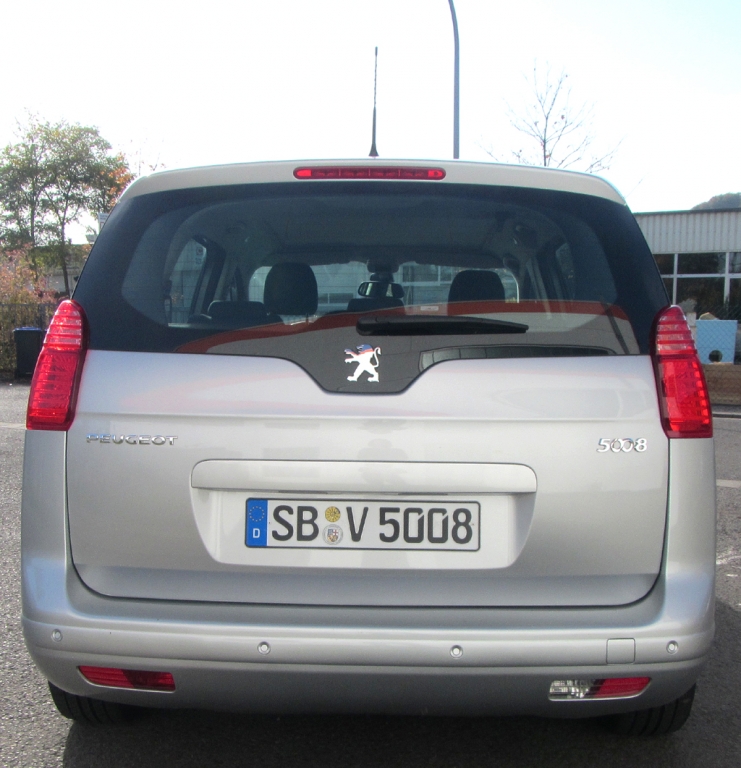 Peugeot 5008: Blick auf die Heckpartie mit der großen Heckklappe.