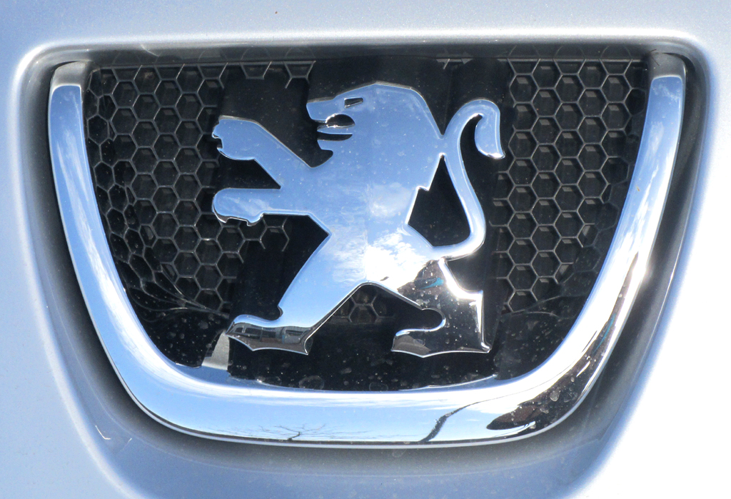 Peugeot 5008: Das Markenlogo prangt vorn groß noch vor der Motorhaube.
