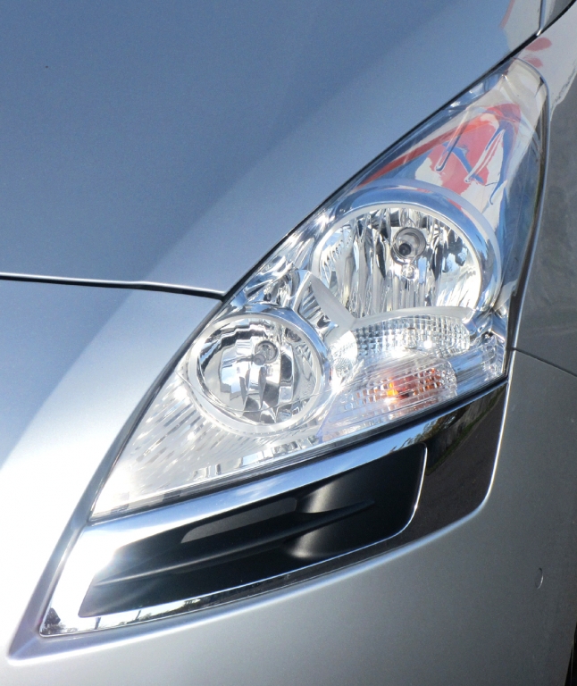 Peugeot 5008: Die Leuchteinheiten vorn sind eher vertikal ausgerichtet.