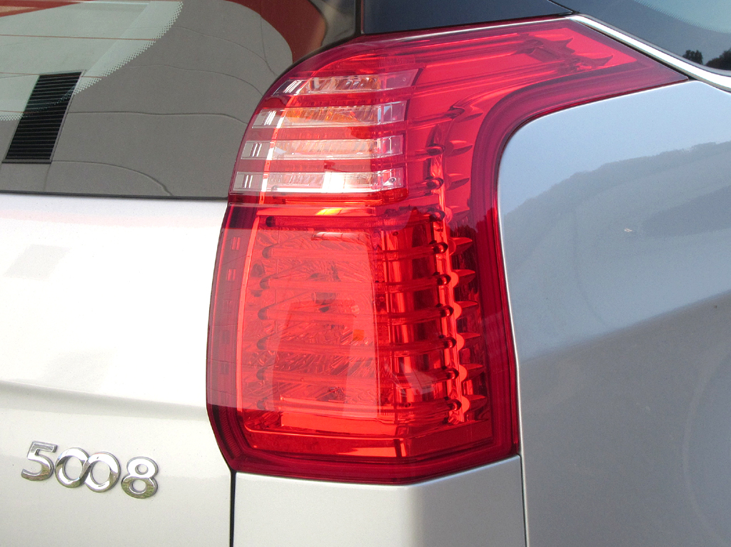 Peugeot 5008: Moderne Leuchteinheit hinten mit Modellschriftzug.