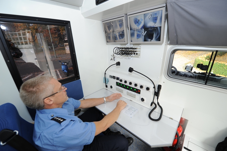 Polizei nutzt zwei DAF LF45 als Gefangenentransporter