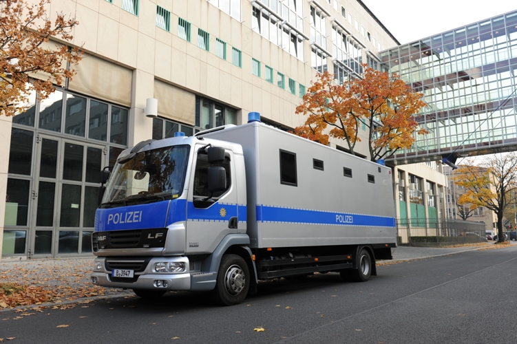 Polizei nutzt zwei DAF LF45 als Gefangenentransporter
